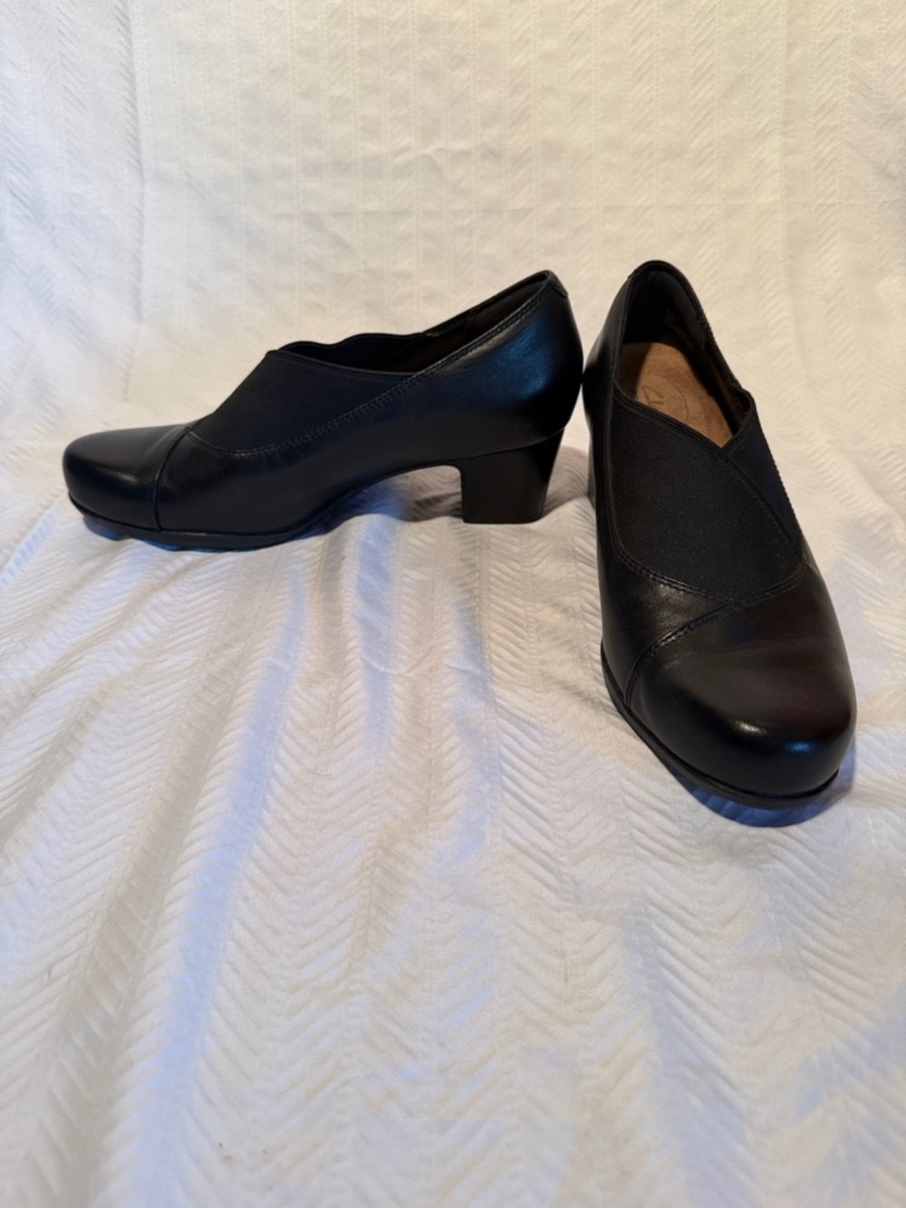 Clarks Black Women's Low Heel Slip-On Pumps - Picture 2 of 5
